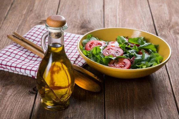 Groente salade met tomaten en rucola op tafel — Stockfoto