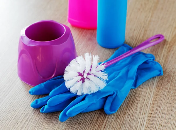 Nature morte con una spazzola da toilette e guanti in lattice — Foto Stock