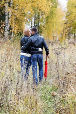 kız ve genç bir adam ormanda öpüşme