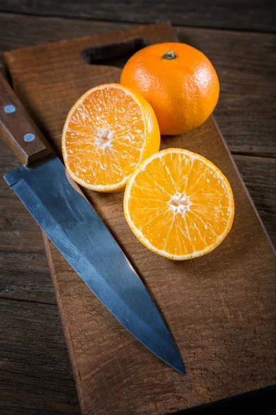 Cuchillo de corte de mandarina en un primer plano de mesa vieja — Foto de Stock