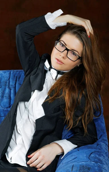 Bir kravat-kelebek ve gözlük ile kız