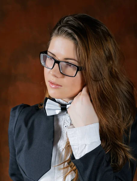 Дівчина з краваткою-метеликом і окулярами — стокове фото