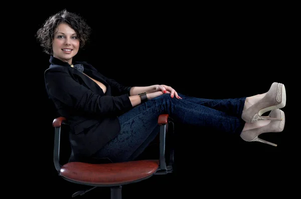 Девушка в куртке сидит в офисном кресле — стоковое фото