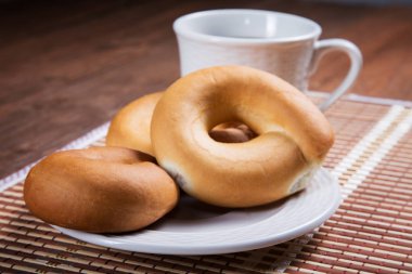 Yukarıdan simit ve çay yakın çekim fincan görüntülemek