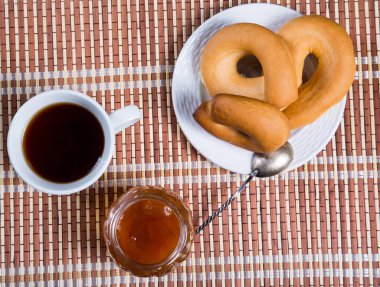 Tablo yakın çekim reçel kavanoz ve simit