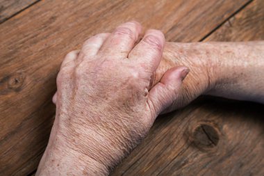 Elinde bir tablo bir yaşlı kadın yakın çekim