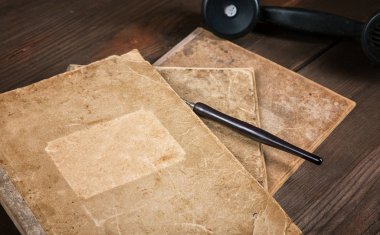 Eski kitaplarla dolu sakin bir hayat.