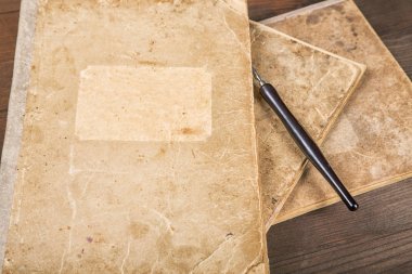 Eski kitaplarla dolu sakin bir hayat.