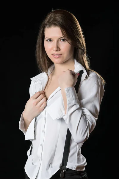 La chica con una camisa blanca y frenos negros — Foto de Stock