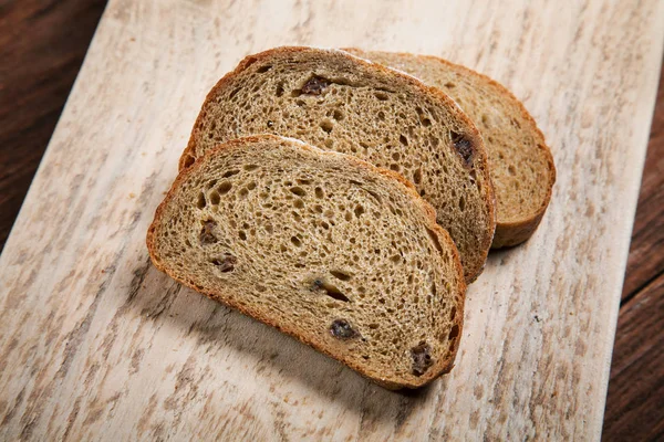 Plátky chleba na řezací deska-zátiší — Stock fotografie