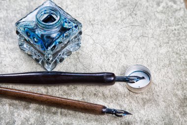 Antika dolma kalem ve mürekkep retro bir arka plan üzerinde...