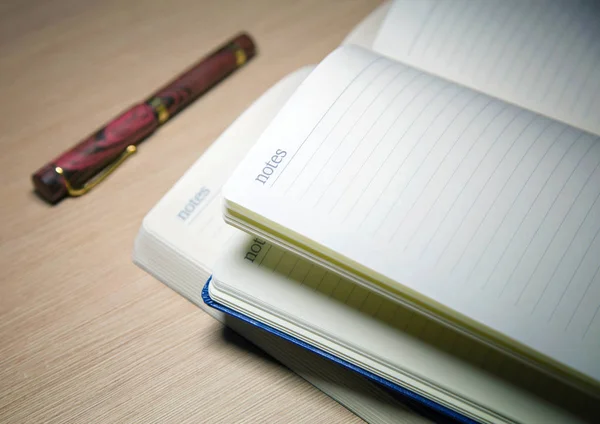 Diario de la página y pluma estilográfica primer plano en la tabla — Foto de Stock