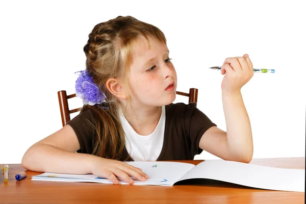 Ragazza con broncio guarda la penna isolata — Foto Stock