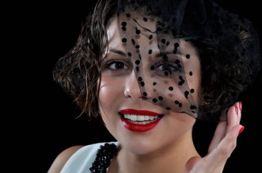 siyah bir arka plan üzerinde poz bir örtü ile kız