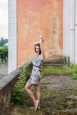 Kız eski bina yaz Balkonda duran