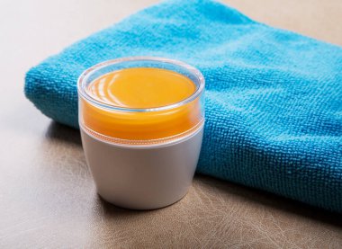 kozmetik krem ve masanın üzerinde mavi bir havlu ile jar