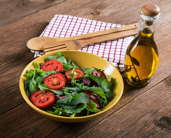 Grönsakssallad med tomater och ruccola på bordet — Stockfoto