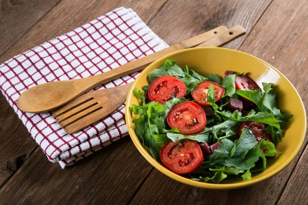 Овочевий салат з помідорами і руколою на столі — стокове фото