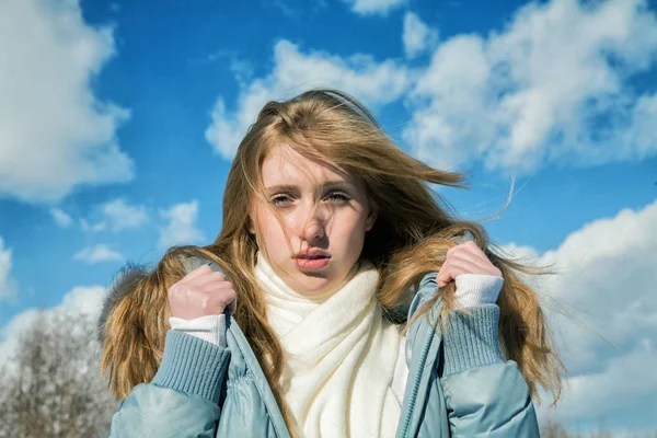 Dívka v bunda na zimní pozadí modré oblohy — Stock fotografie