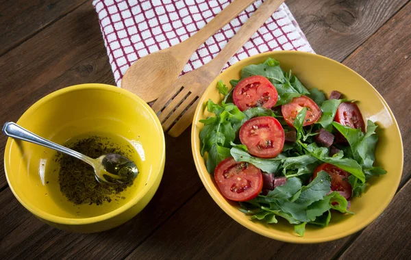 Ensalada de verduras con tomates y rúcula sobre la mesa —  Fotos de Stock