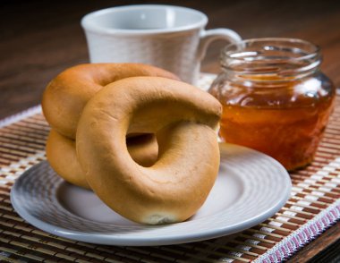 Tablo yakın çekim reçel kavanoz ve simit