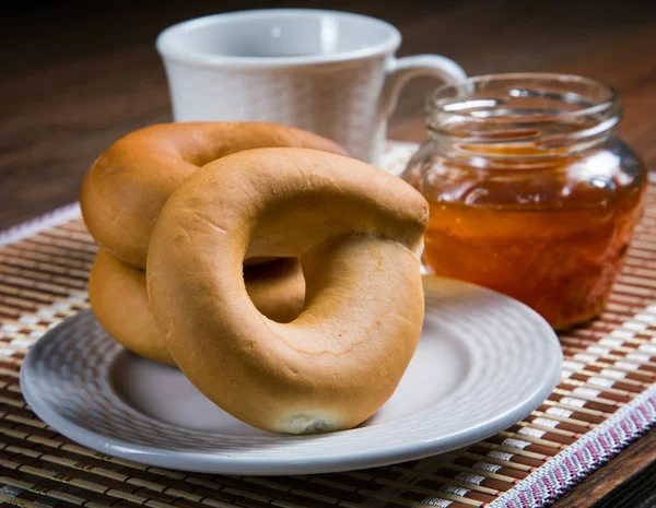 Frasco de compota e pretzel na mesa close-up — Fotografia de Stock