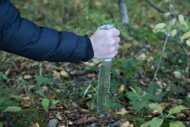 bir av bıçağı o ağaca sopa elini tutar