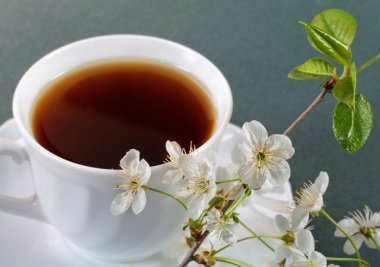  Beyaz fincan çay bir kiraz yaz çiçekli