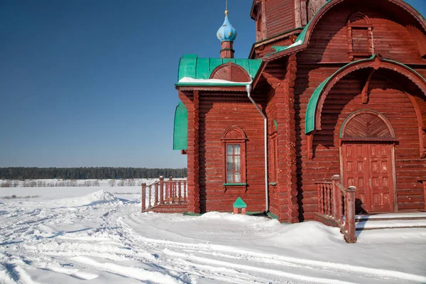 Russian orthodox church in the cold winter snowdrifts — Stock Photo, Image