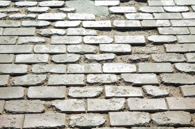 yol yakın çekim yaz gününde üzerinde kırık kaldırım taşları