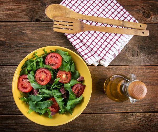 トマトとルッコラ、テーブルの上の野菜サラダ — ストック写真