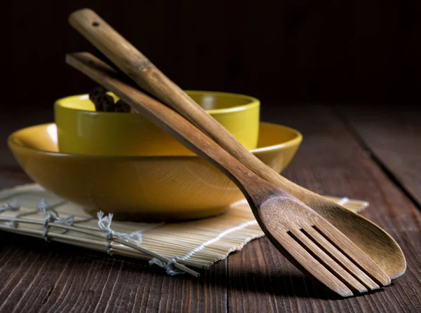 Still life with plates and spatulas for food on an old table — Stock Photo, Image