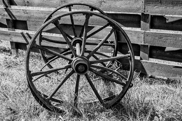 Wooden wheels from an old wagon. black and white photography — Stock Photo, Image