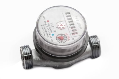 Beyaz arka plan üzerinde izole metre su yakın çekim