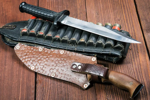 Ainda vida com uma faca e bandolier em uma mesa de close-up — Fotografia de Stock