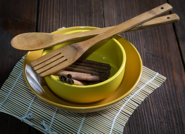 Natura morta con piatti e spatole per il cibo su una vecchia tavola — Foto Stock