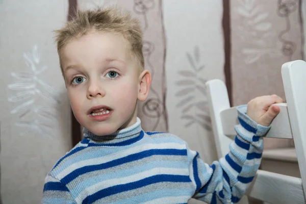 Chłopiec z rozczochrane włosy stojącej w pokoju — Zdjęcie stockowe