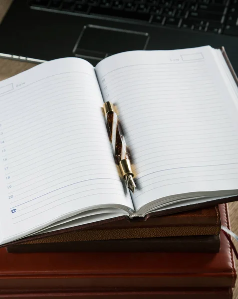 Fountain pens and diaries with leather cover — Stock Photo, Image