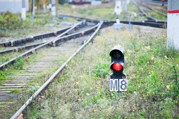 Železniční šipky zblízka s kolejovými prvky — Stock fotografie