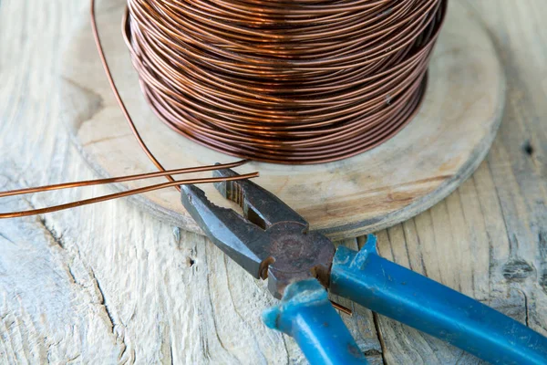 銅線及びペンチの開閉コイル — ストック写真