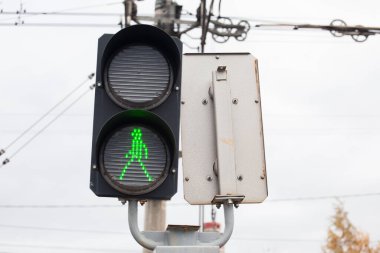 Geçiş izni veren demiryolu tabelası ve yeşil trafik ışığı