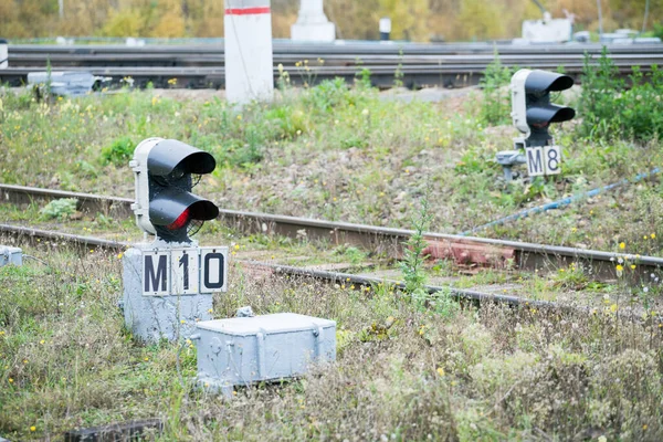 Strzałki Kolejowe Zbliżyć Elementami Torów Kolejowych Sygnalizacji Świetlnej — Zdjęcie stockowe