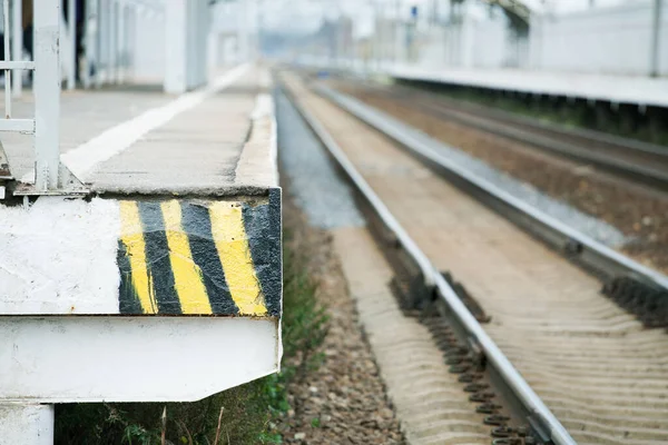 Yolcu Platformu Sığ Alan Derinliğine Sahip Demiryolu Hattı — Stok fotoğraf
