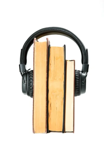 Eski Bir Kitaptaki Modern Kulaklıklar Beyaz Arkaplan Stok Fotoğraf