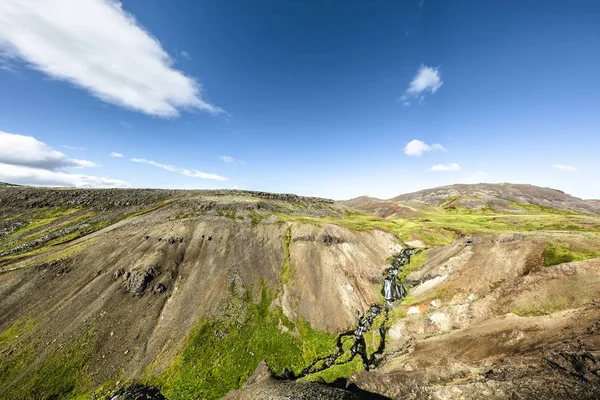 冰岛景观与级联流 — 图库照片