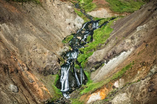 Исландский ландшафт с каскадным потоком — стоковое фото