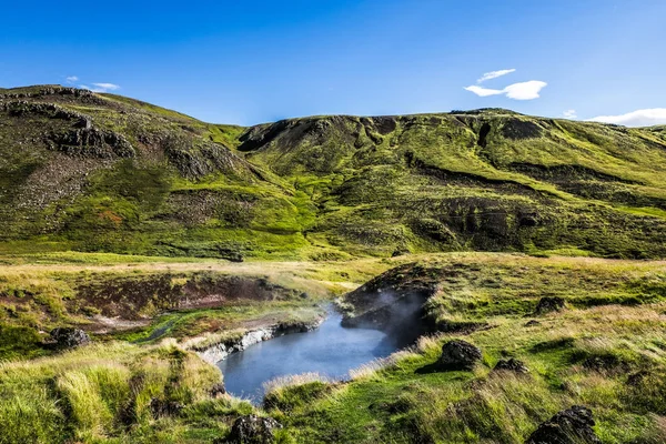 冰岛的沸腾水来源 — 图库照片