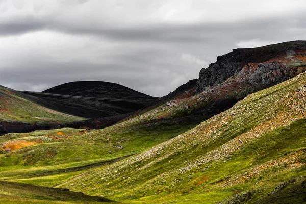 Colline islandaise sous l'ombre — Photo