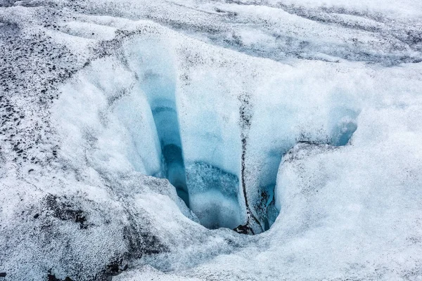 Бірюзовий лід і сніг навколо — стокове фото