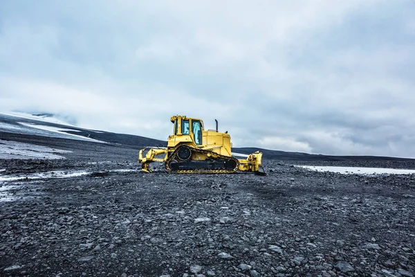 Bulldozer amarelo na Islândia. Verão de 2016 — Fotografia de Stock